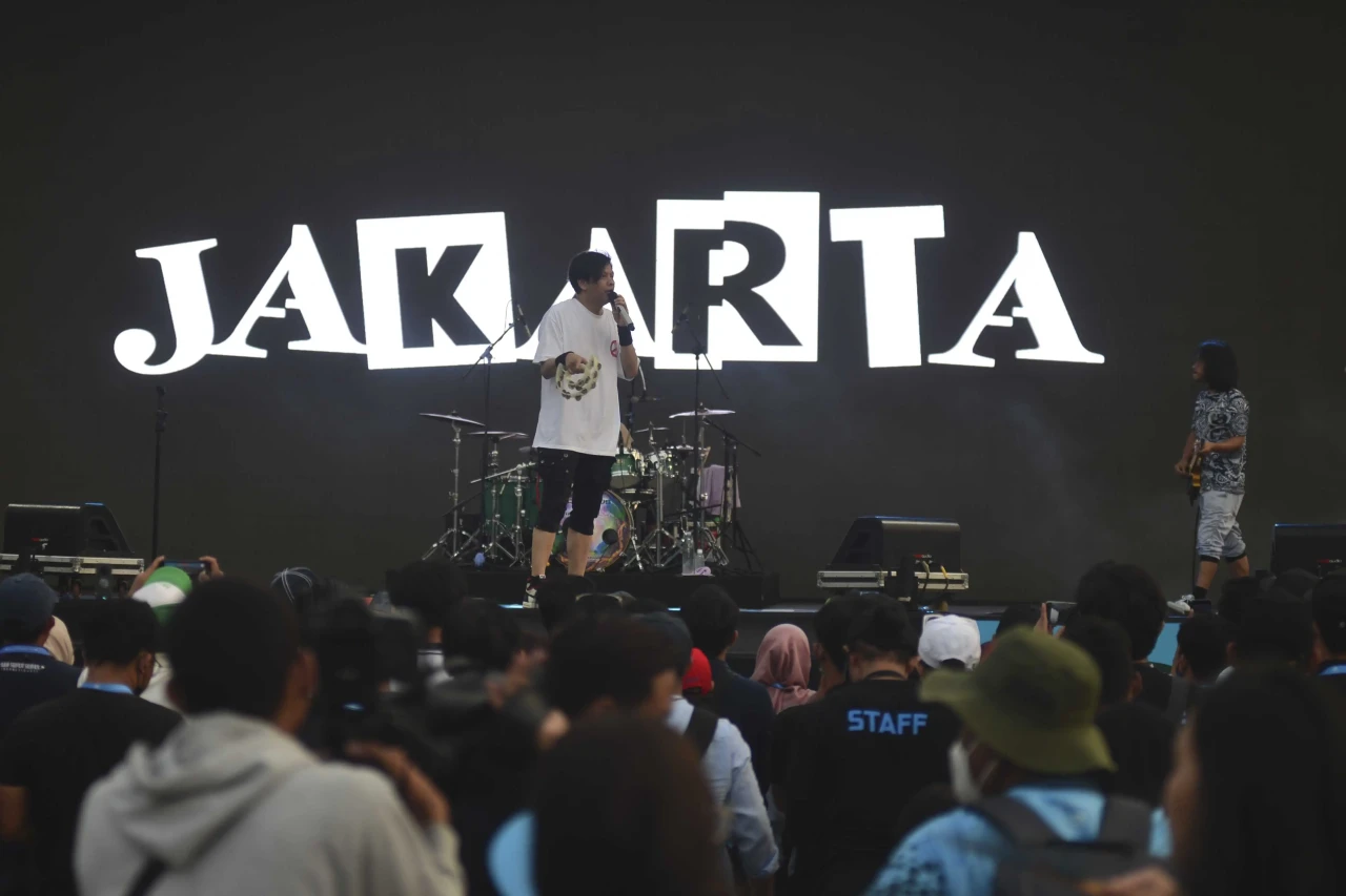 Band Gigi Meriahkan...