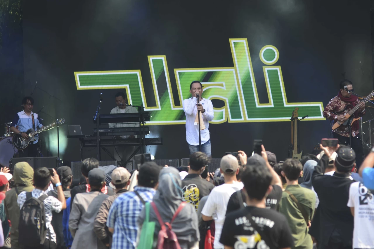 Band Wali Hibur Penonton...