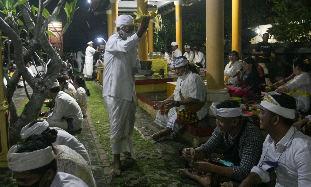 Ratusan Umat Hindu Peringati...