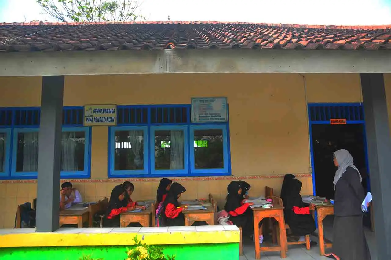Bangunan Sekolah Rusak,...