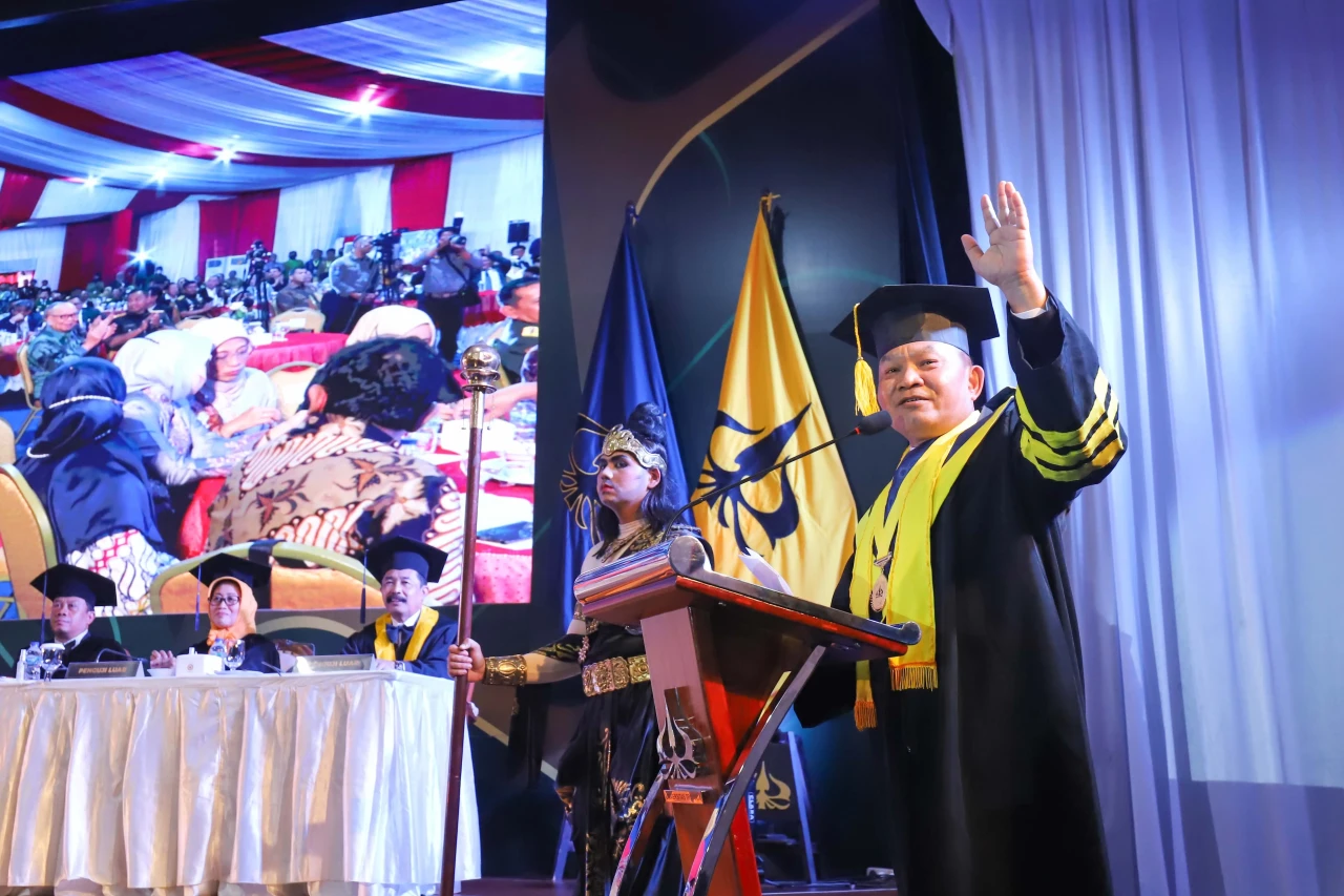 Momen KSAD Dudung Raih...