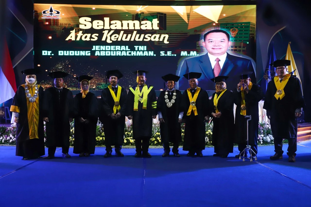 Momen KSAD Dudung Raih...