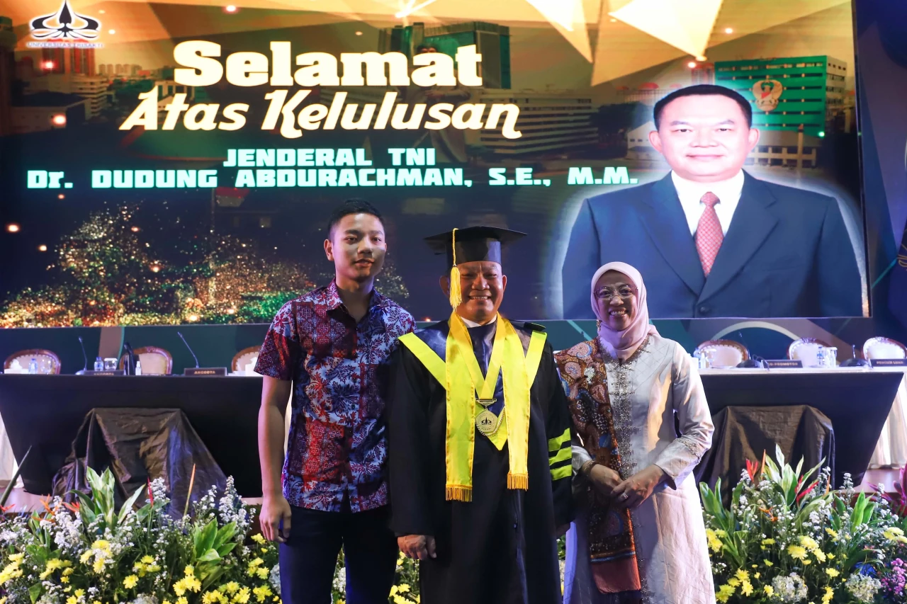 Momen KSAD Dudung Raih...
