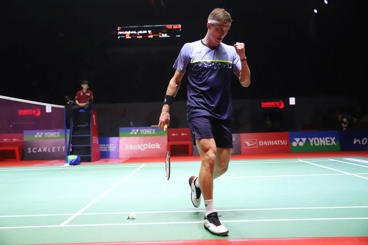 Viktor Axelsen Melaju...