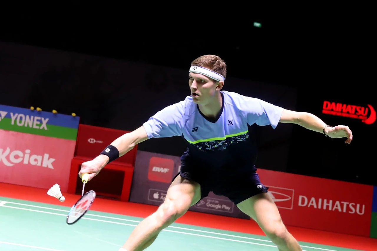 Viktor Axelsen Melaju...