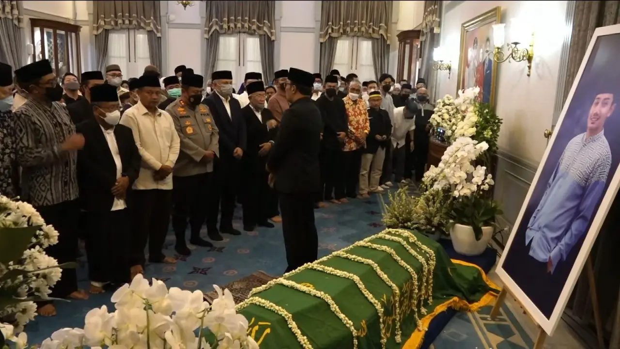 Momen Ridwan Kamil Pimpin...