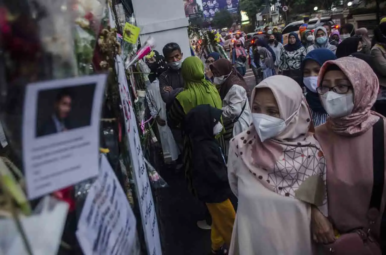 Antusiasme Warga Menunggu...
