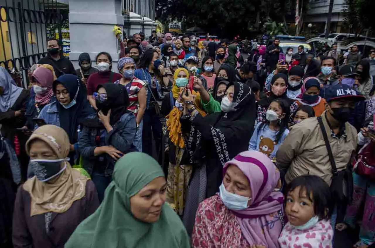 Antusiasme Warga Menunggu...