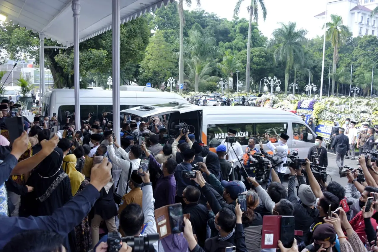 Masyarakat dan Ratusan...