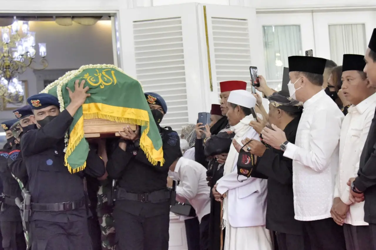 Masyarakat dan Ratusan...