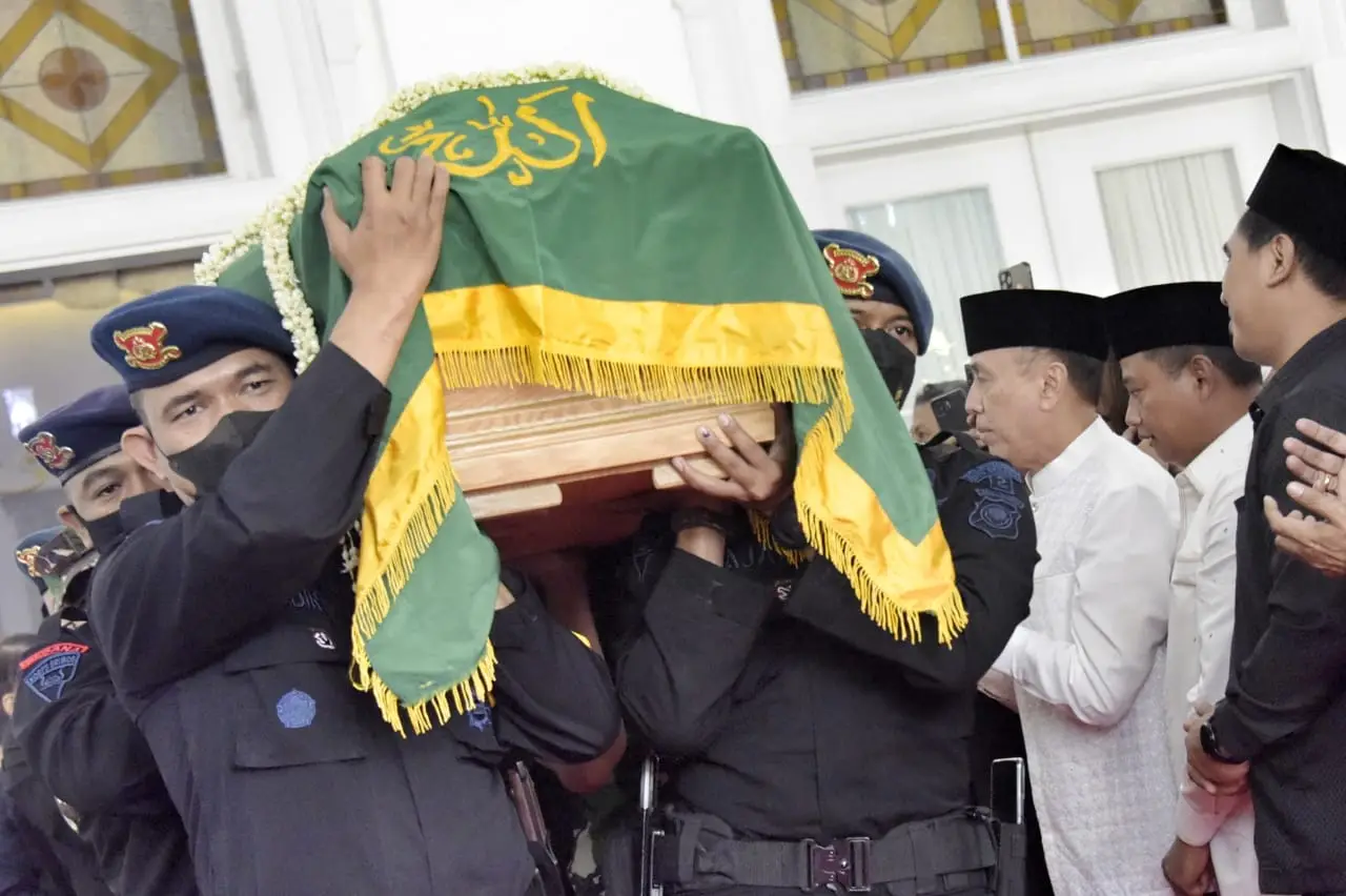 Masyarakat dan Ratusan...