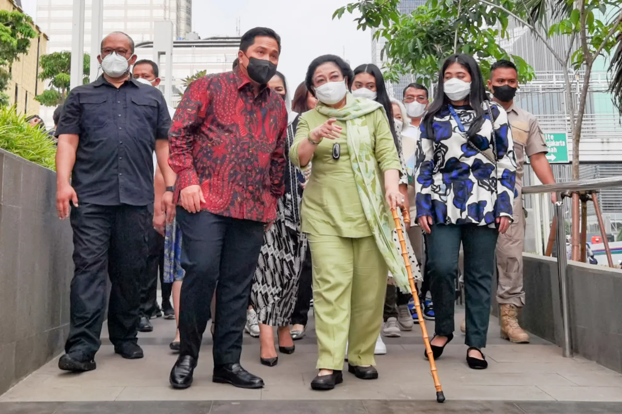 Momen Erick Thohir Dampingi...