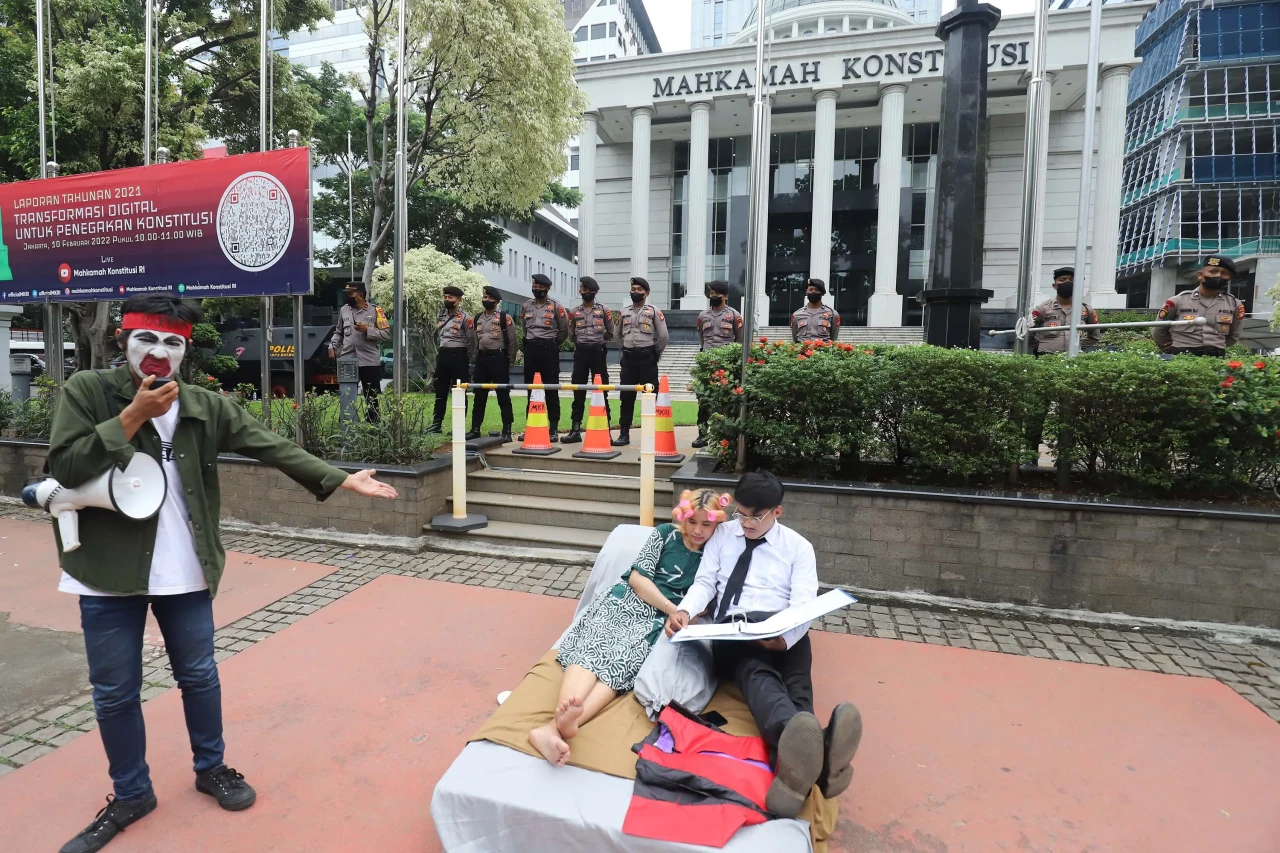 Aksi Teatrikal Mahkamah...