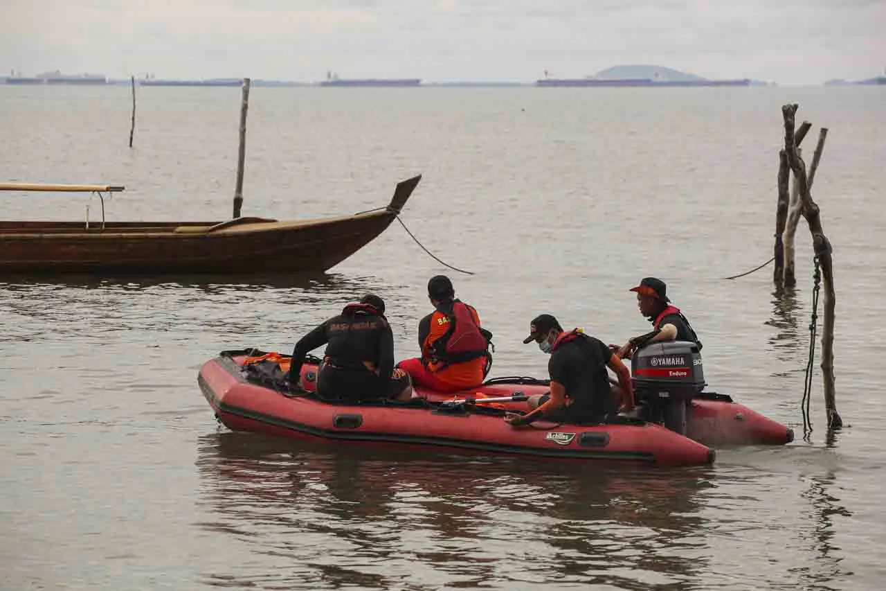 Kapal Tenggelam di Batam,...