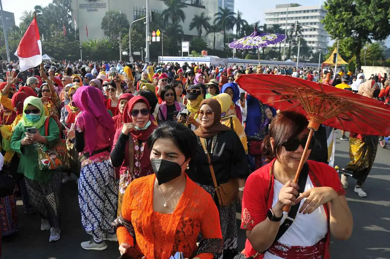 Aksi Perempuan Berkebaya...
