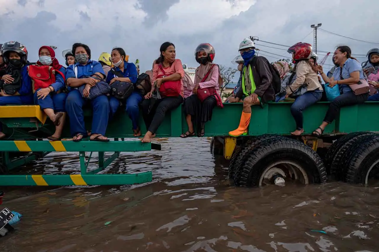 Potret Ratusan Karyawan...