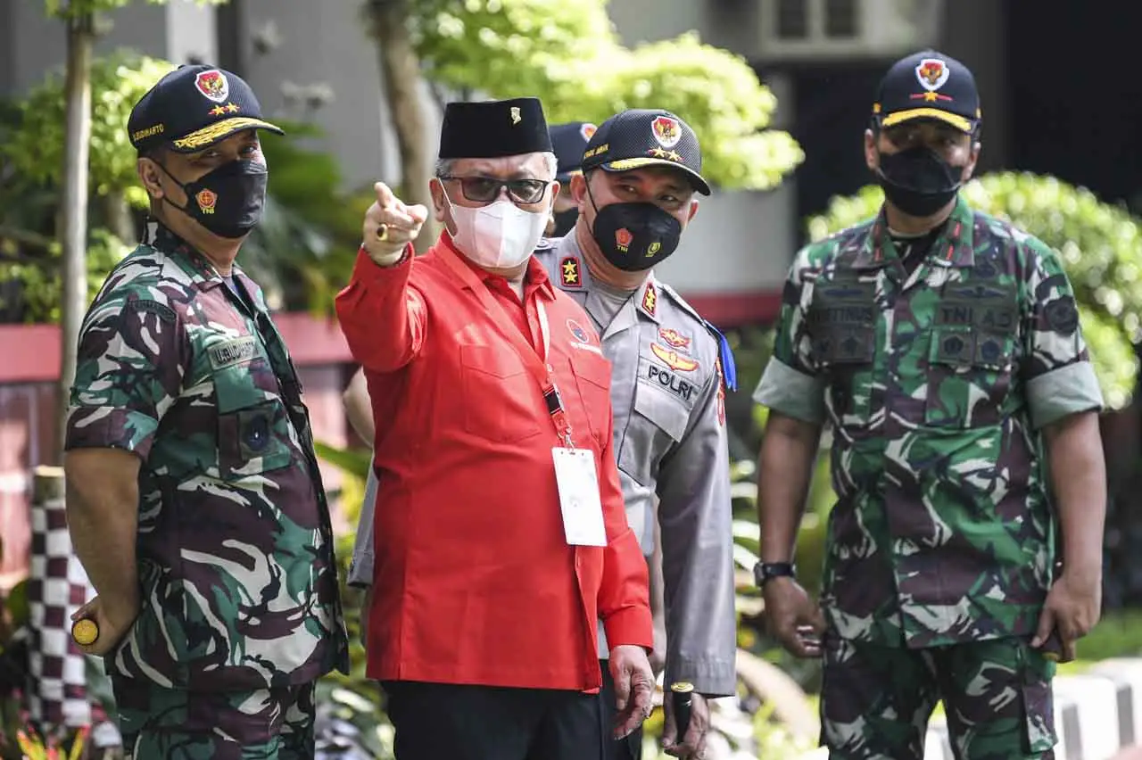 Jokowi Hadiri Rakernas...