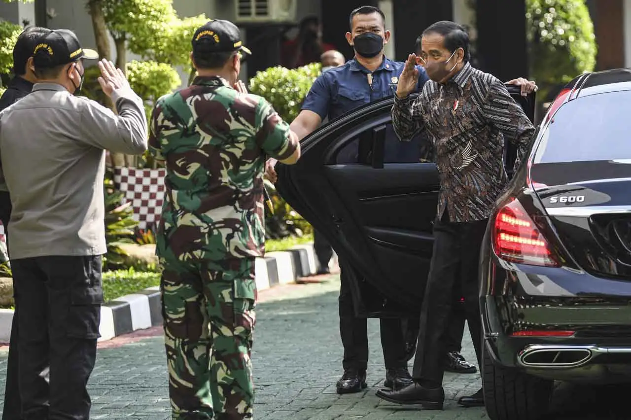 Jokowi Hadiri Rakernas...
