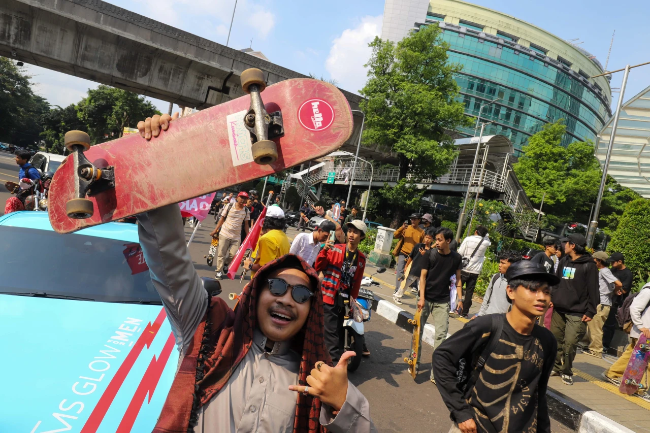 Ratusan Skateboarder...