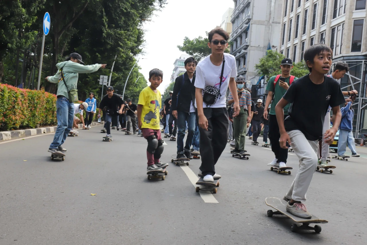 Ratusan Skateboarder...