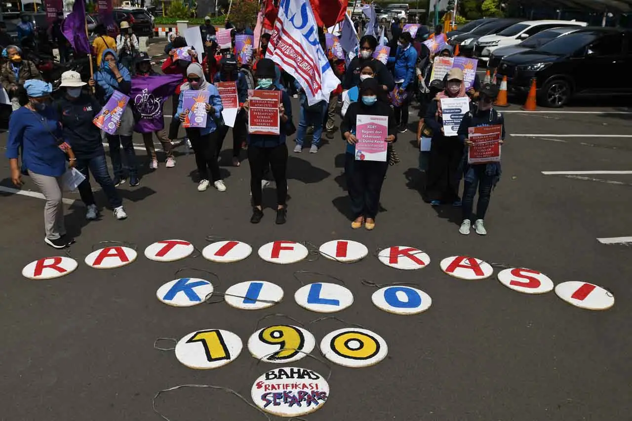 Aksi Unjuk Rasa Buruh...