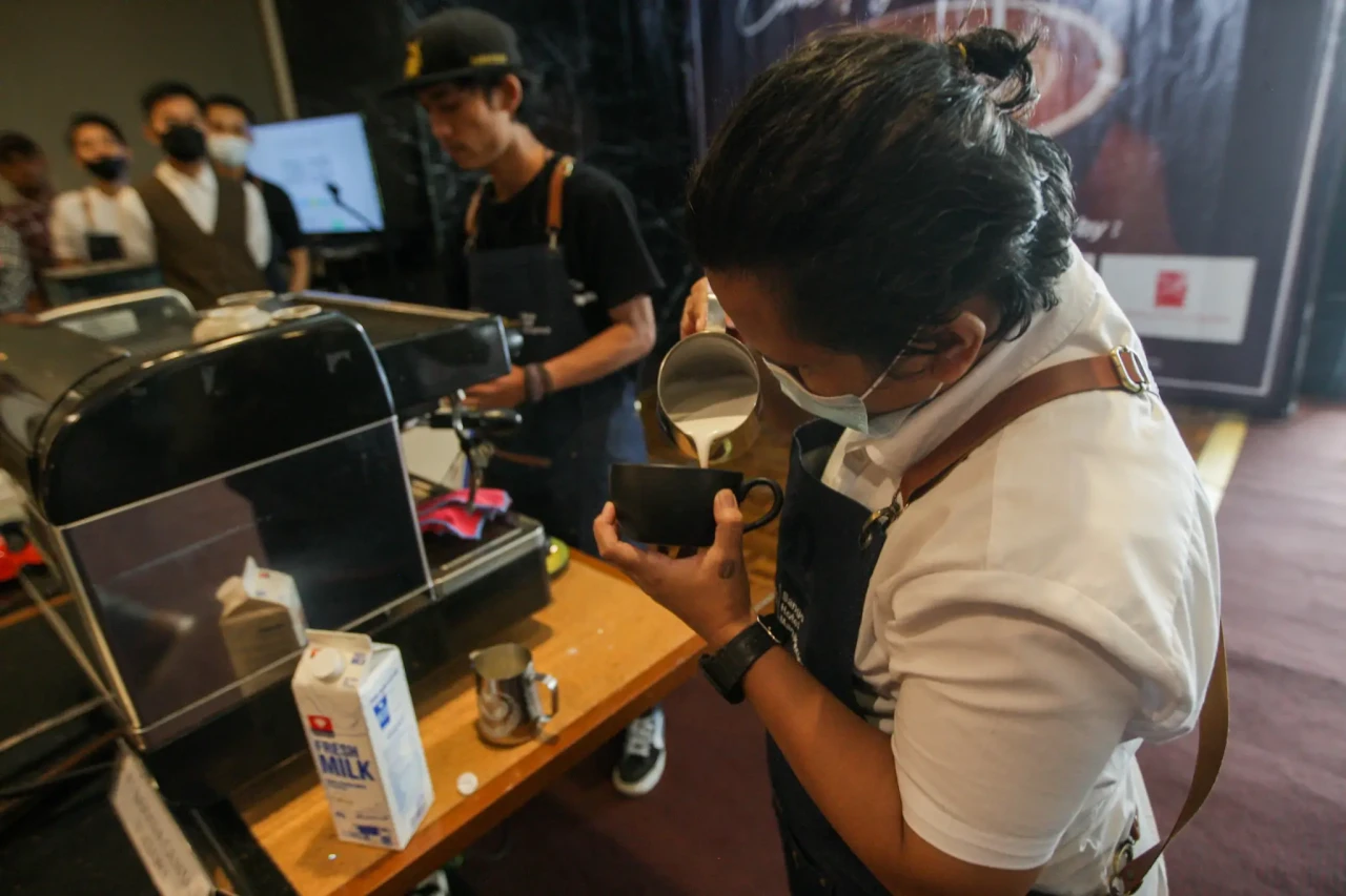 Penyaji Kopi Bersaing...