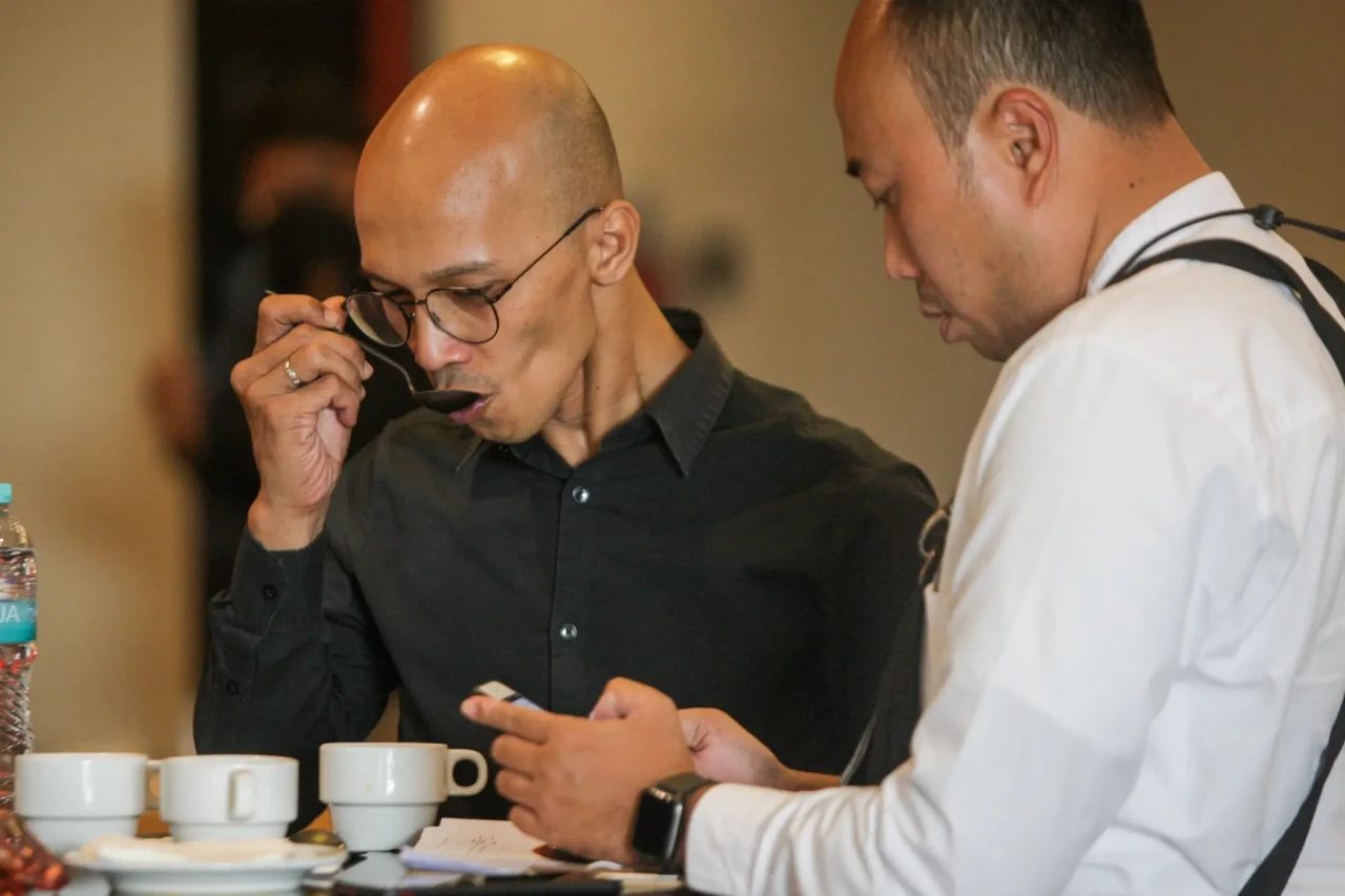 Penyaji Kopi Bersaing...