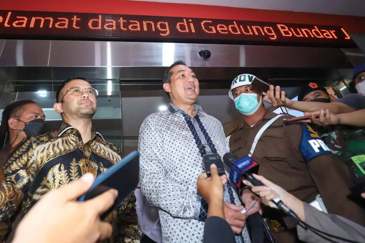 Senyum Eks Mendag M...