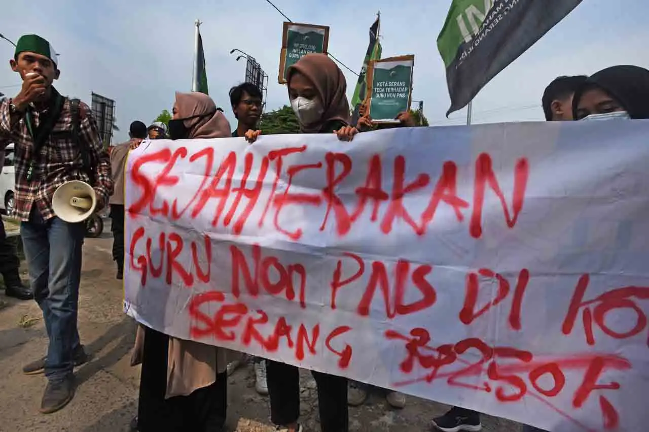 Mahasiswa Gelar Aksi...
