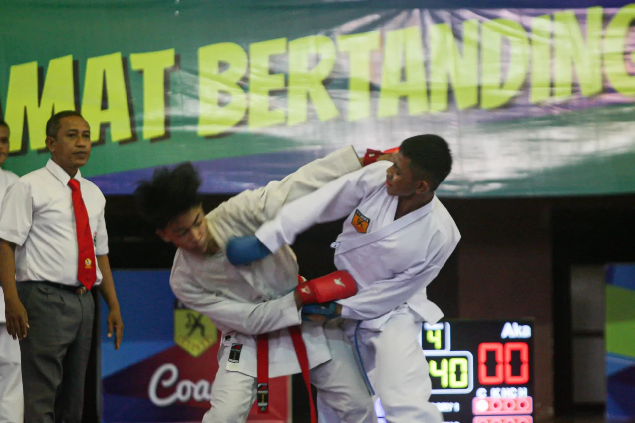 Aksi Karateka Bersaing...
