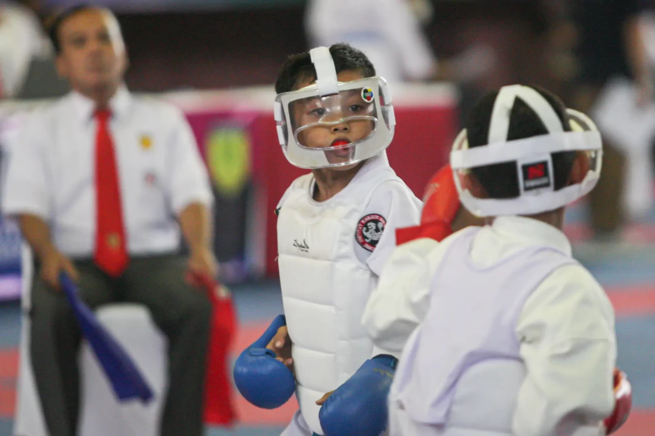 Aksi Karateka Bersaing...