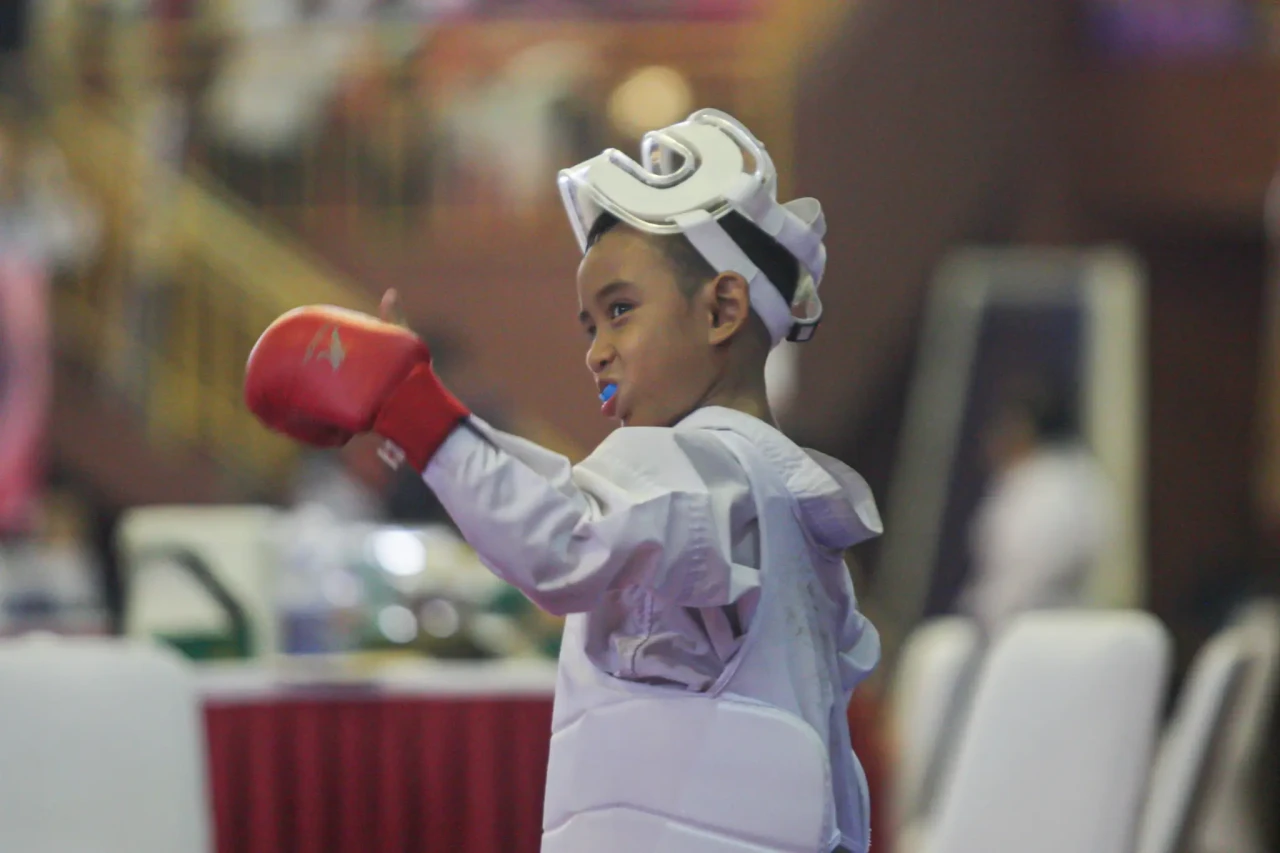Aksi Karateka Bersaing...