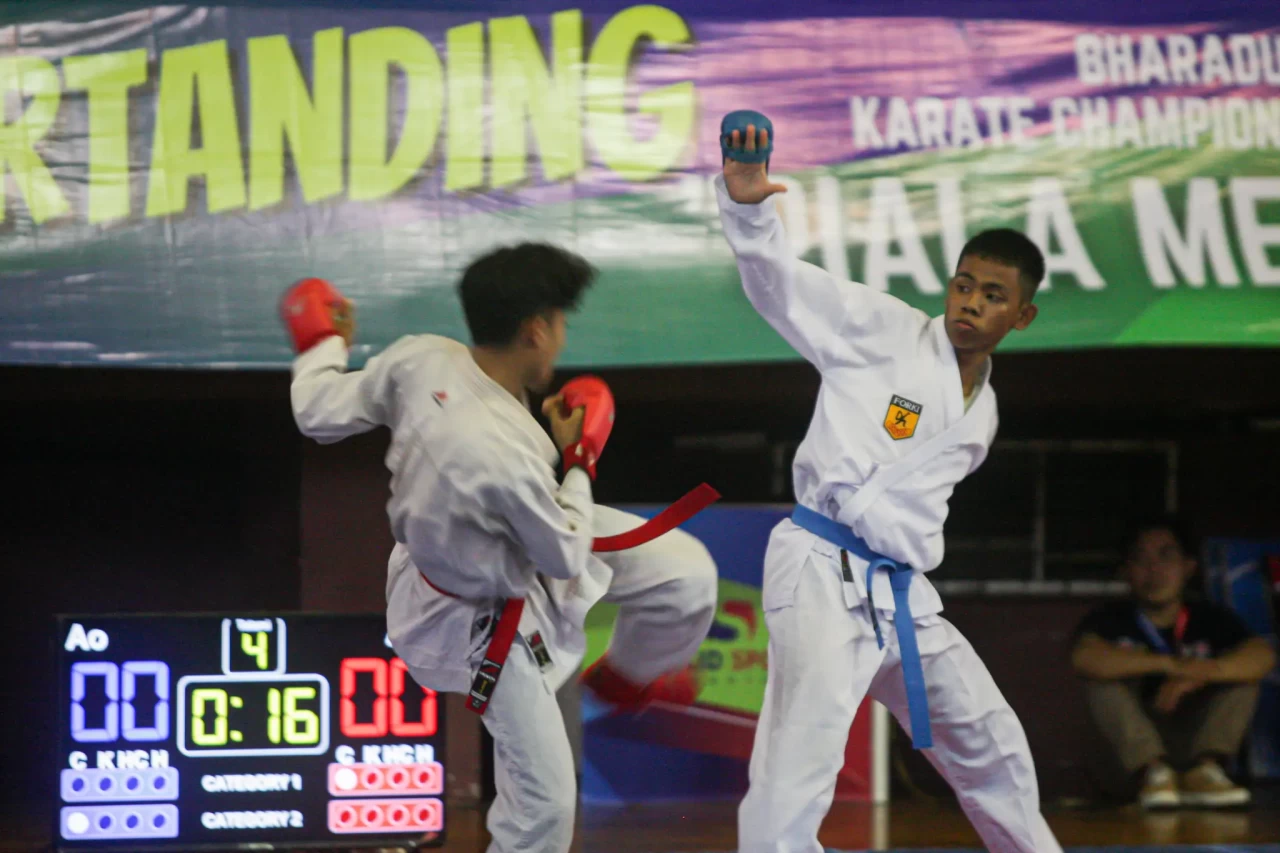 Aksi Karateka Bersaing...