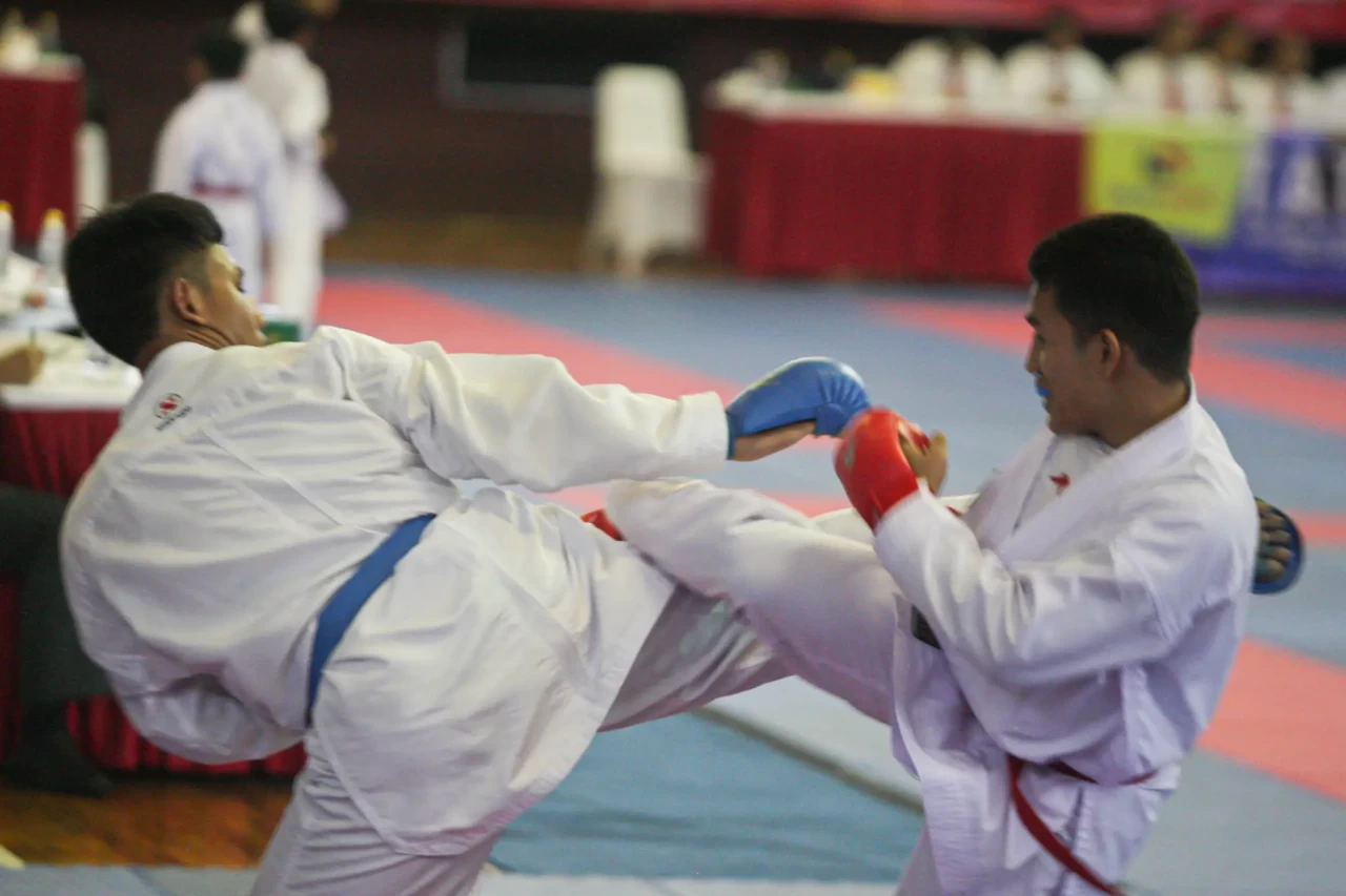 Aksi Karateka Bersaing...