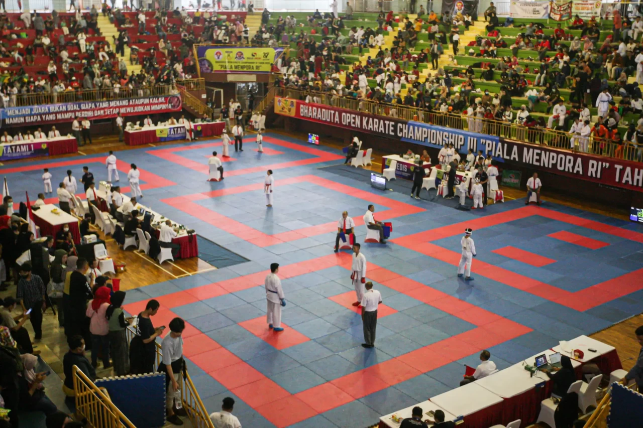 Aksi Karateka Bersaing...