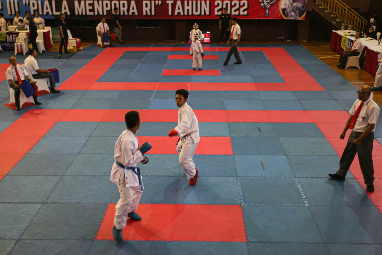 Aksi Karateka Bersaing...