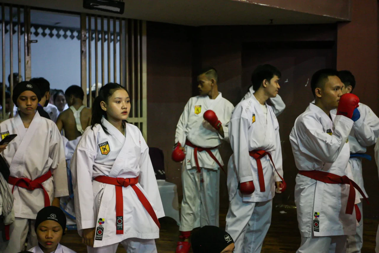 Aksi Karateka Bersaing...