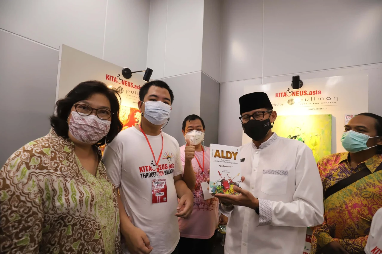 Menparekraf Tinjau Pameran...