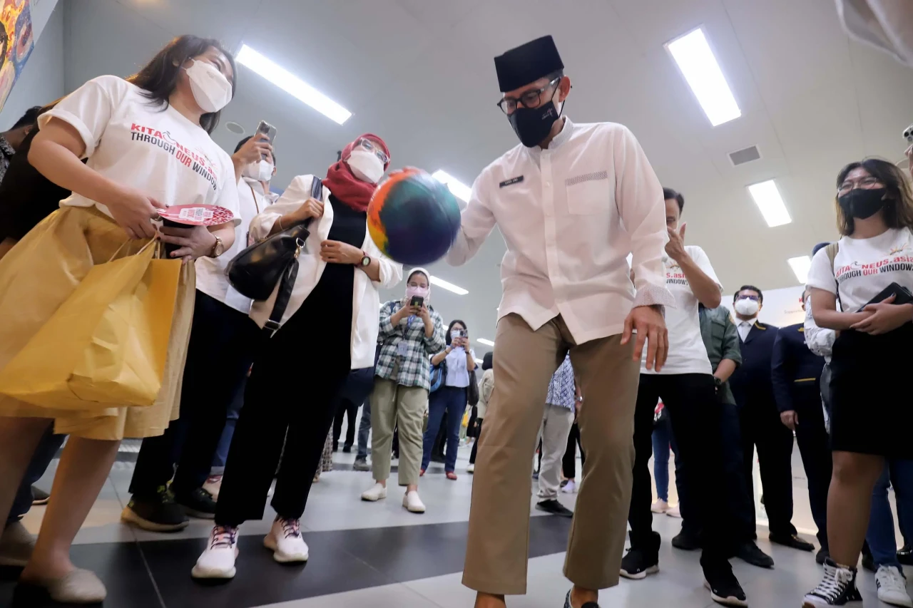 Menparekraf Tinjau Pameran...