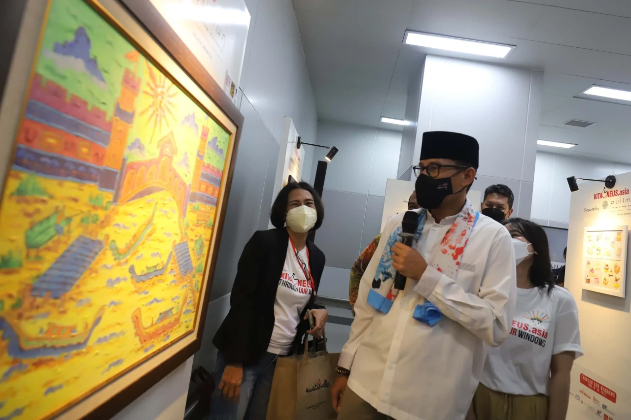 Menparekraf Tinjau Pameran...
