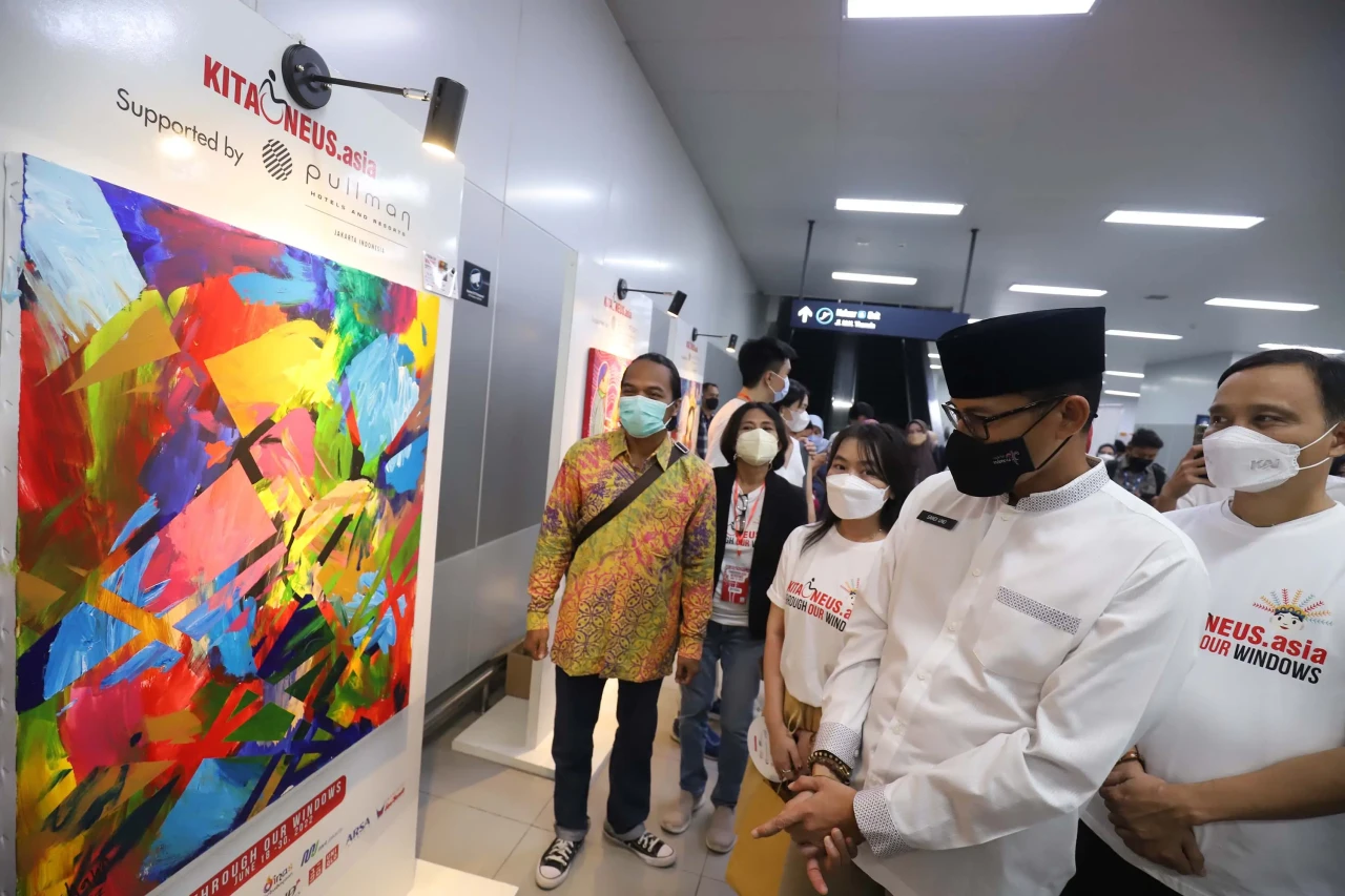 Menparekraf Tinjau Pameran...