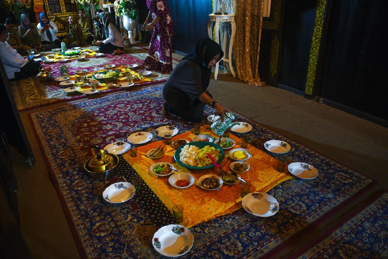 Ngidang, Tradisi Makan...