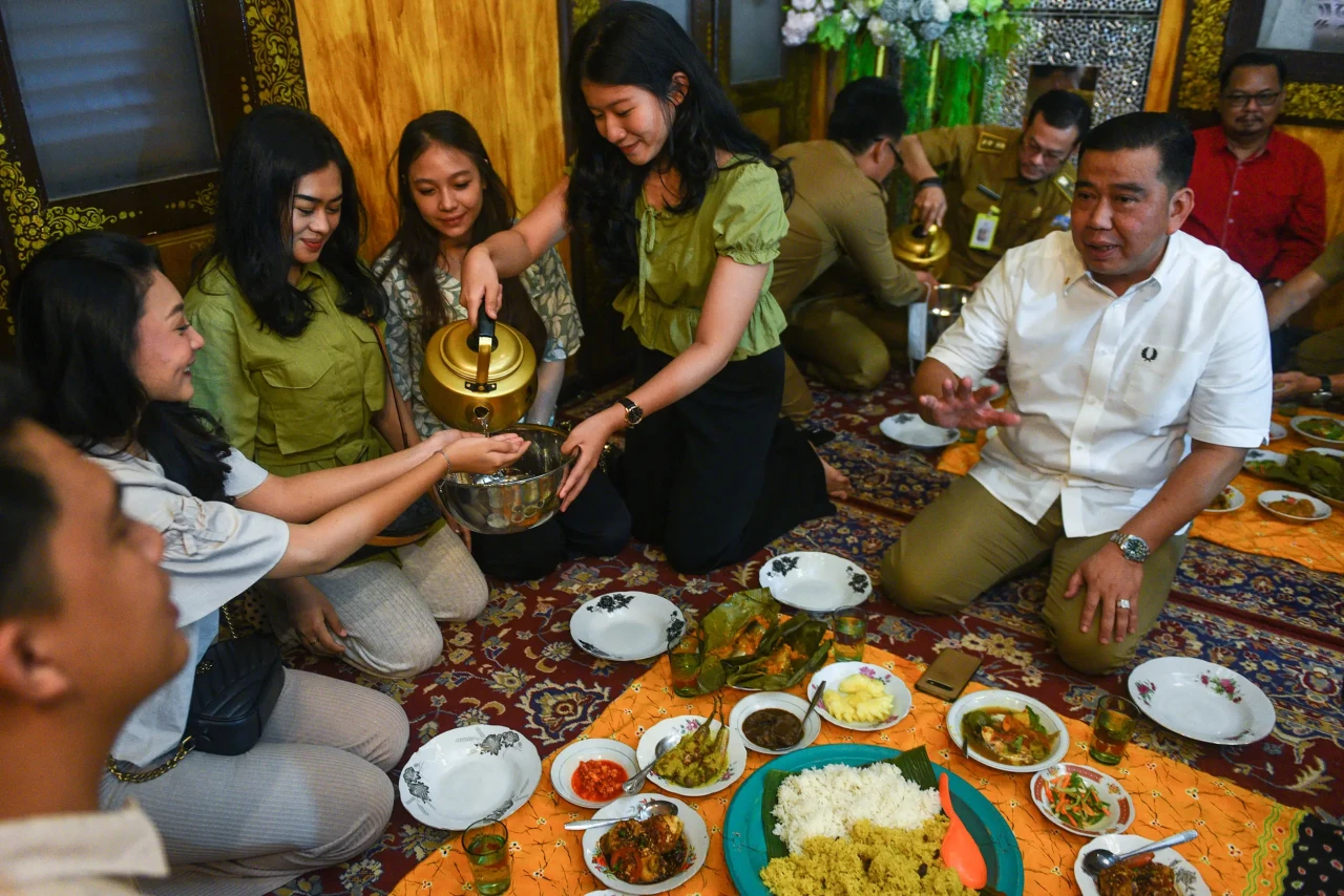 Ngidang, Tradisi Makan...
