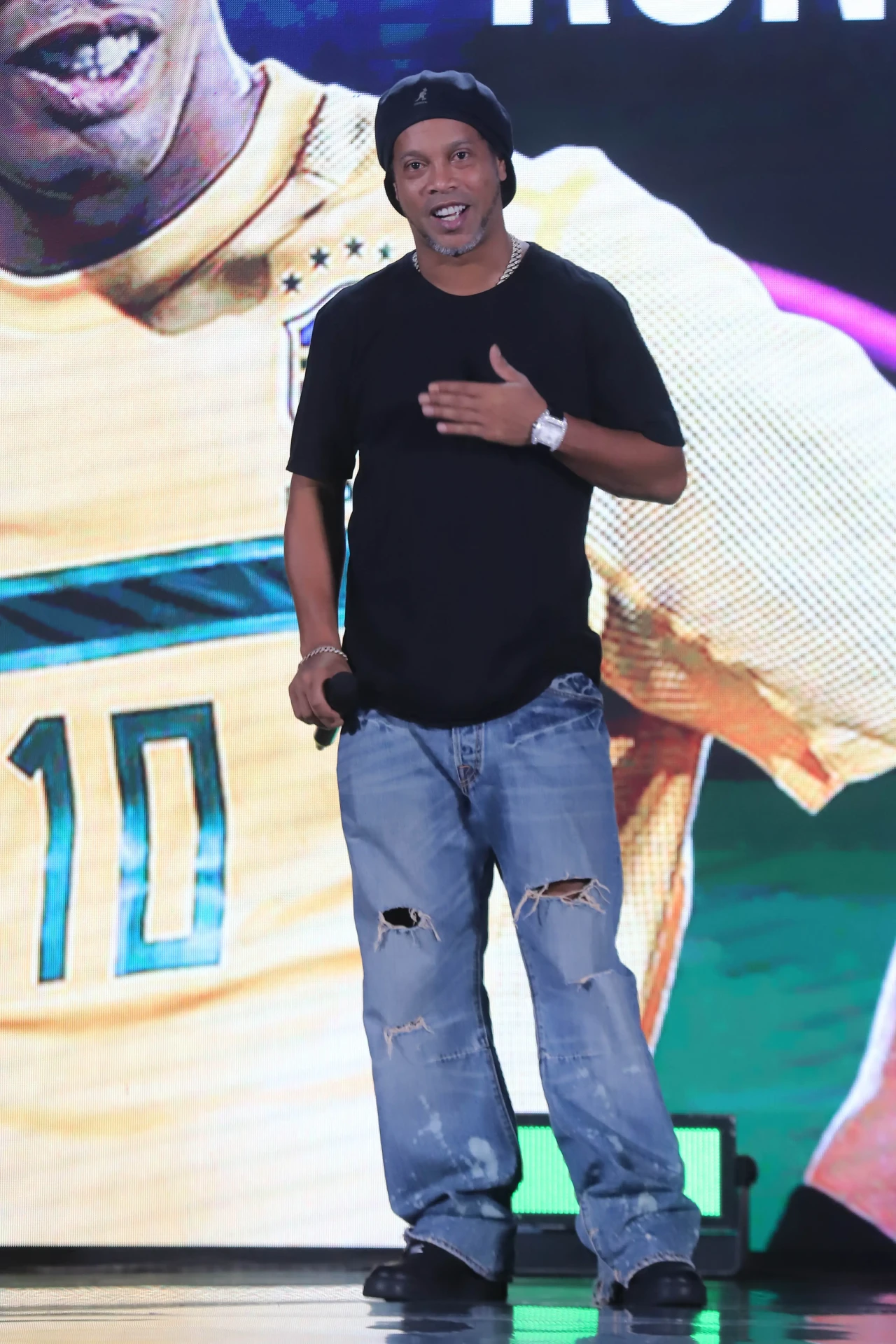 Gandeng Ronaldinho,...