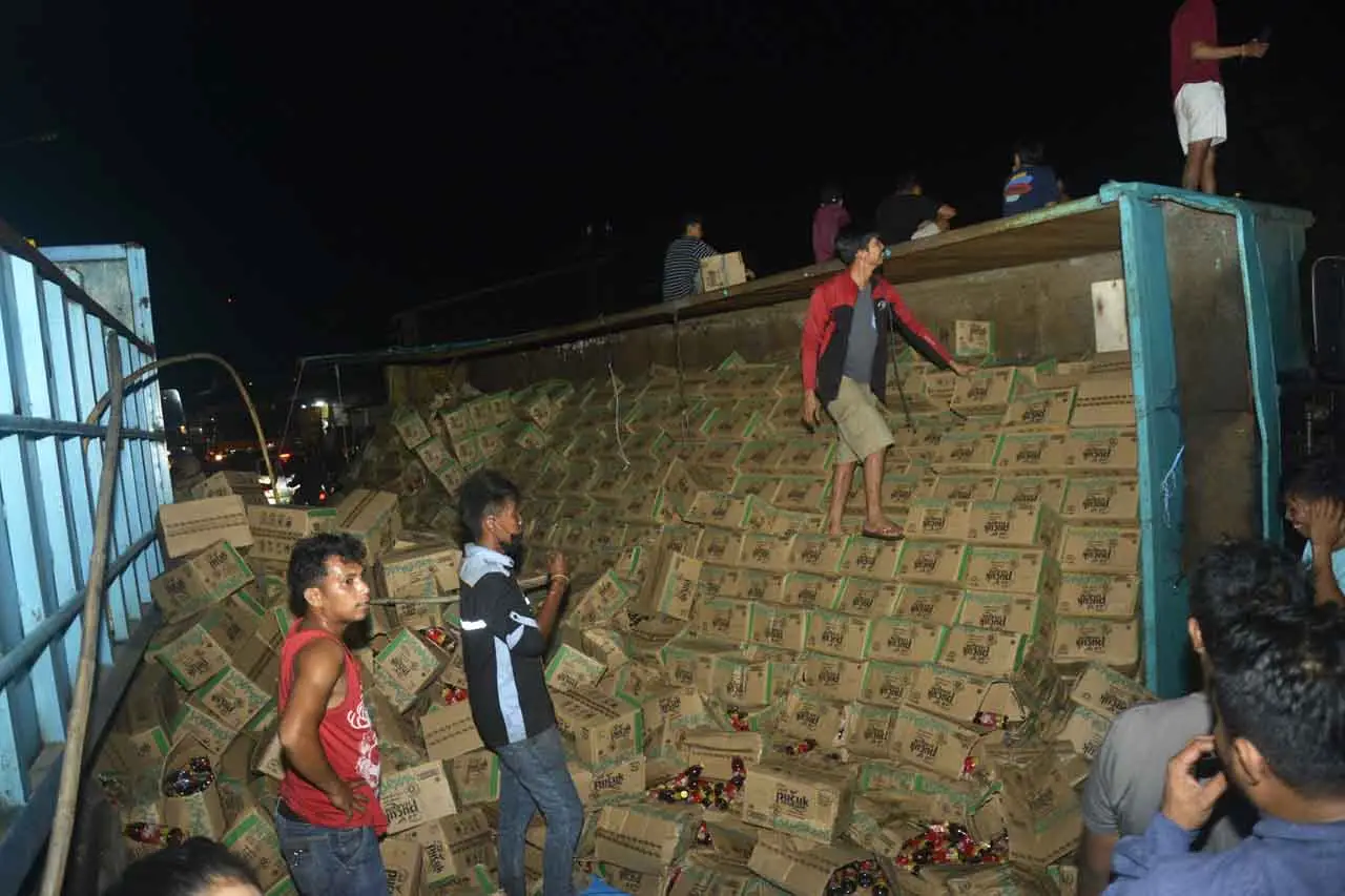 Truk Bermuatan Teh Kemasan...