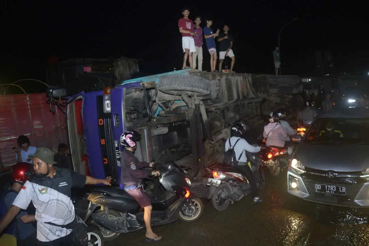 Truk Bermuatan Teh Kemasan...