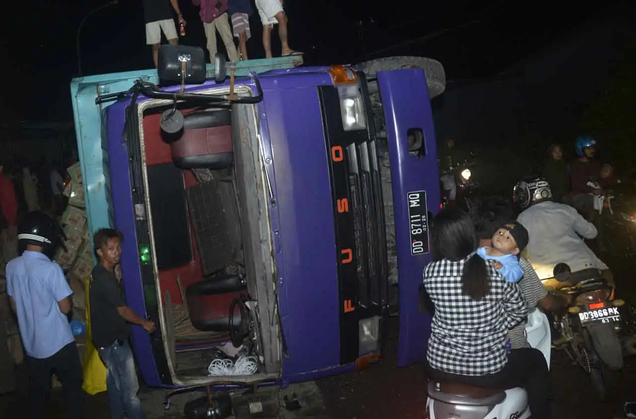 Truk Bermuatan Teh Kemasan...