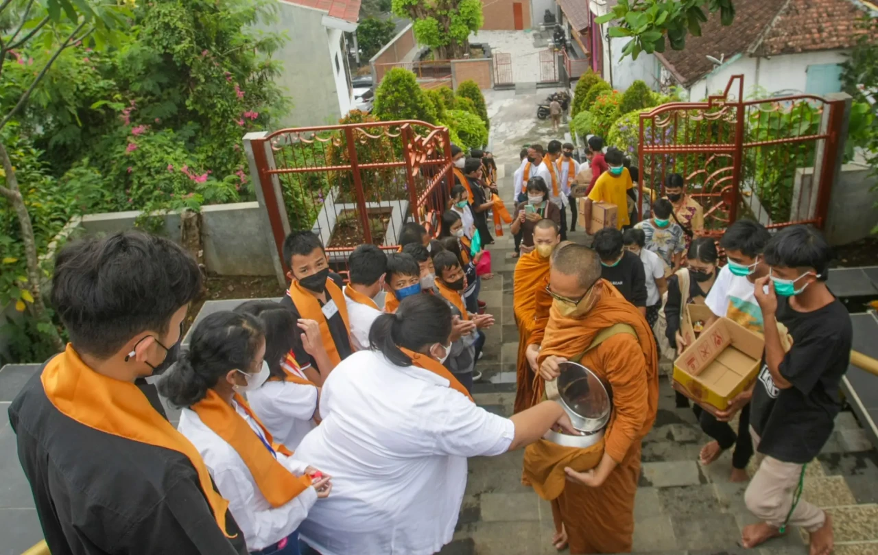 Persembahan Bhikkhu...