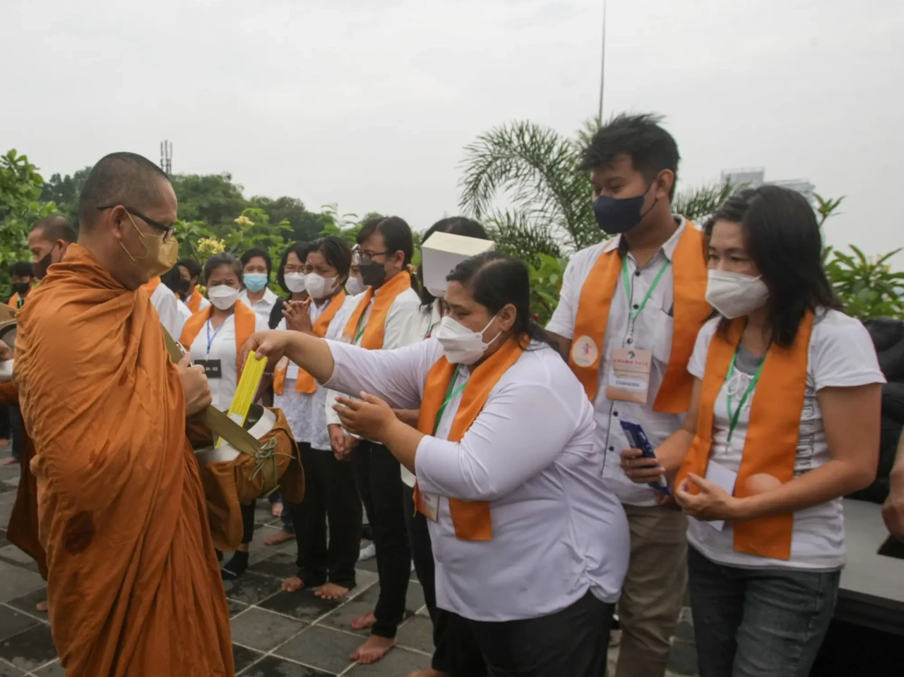 Persembahan Bhikkhu...