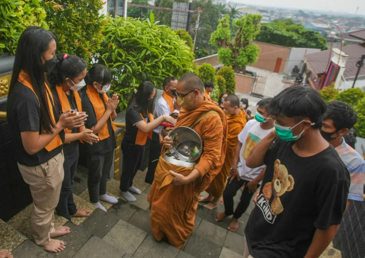 Persembahan Bhikkhu...
